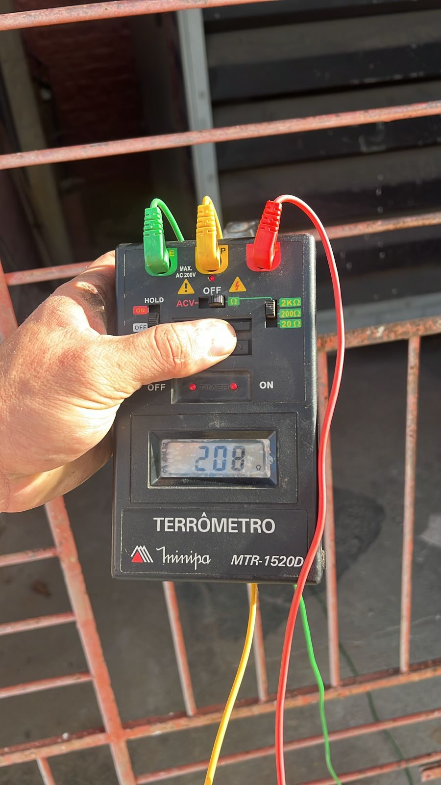 Terrômetro Minipa MTR-1520D medindo resistência de aterramento